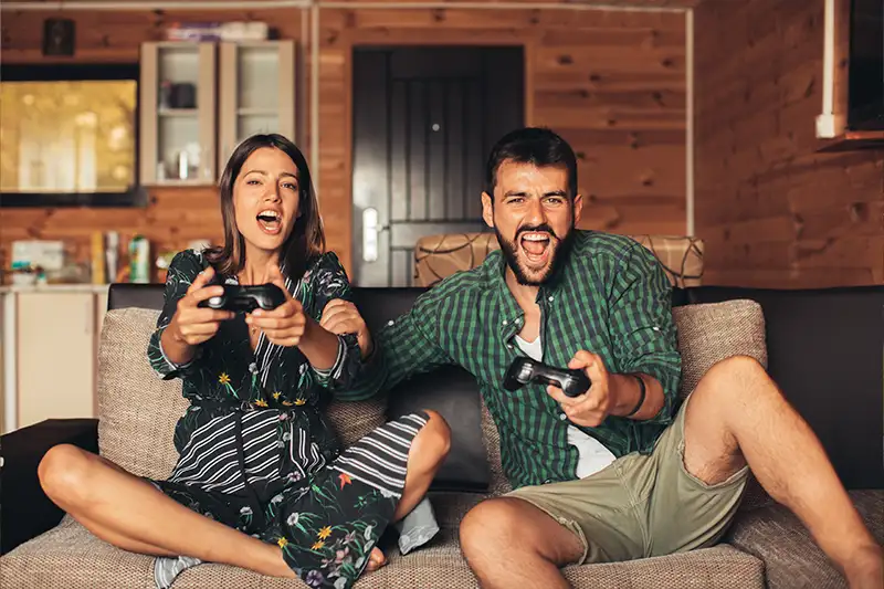 Couple qui joue ensemble pour illustrer 100 questions Action ou Vérité couple