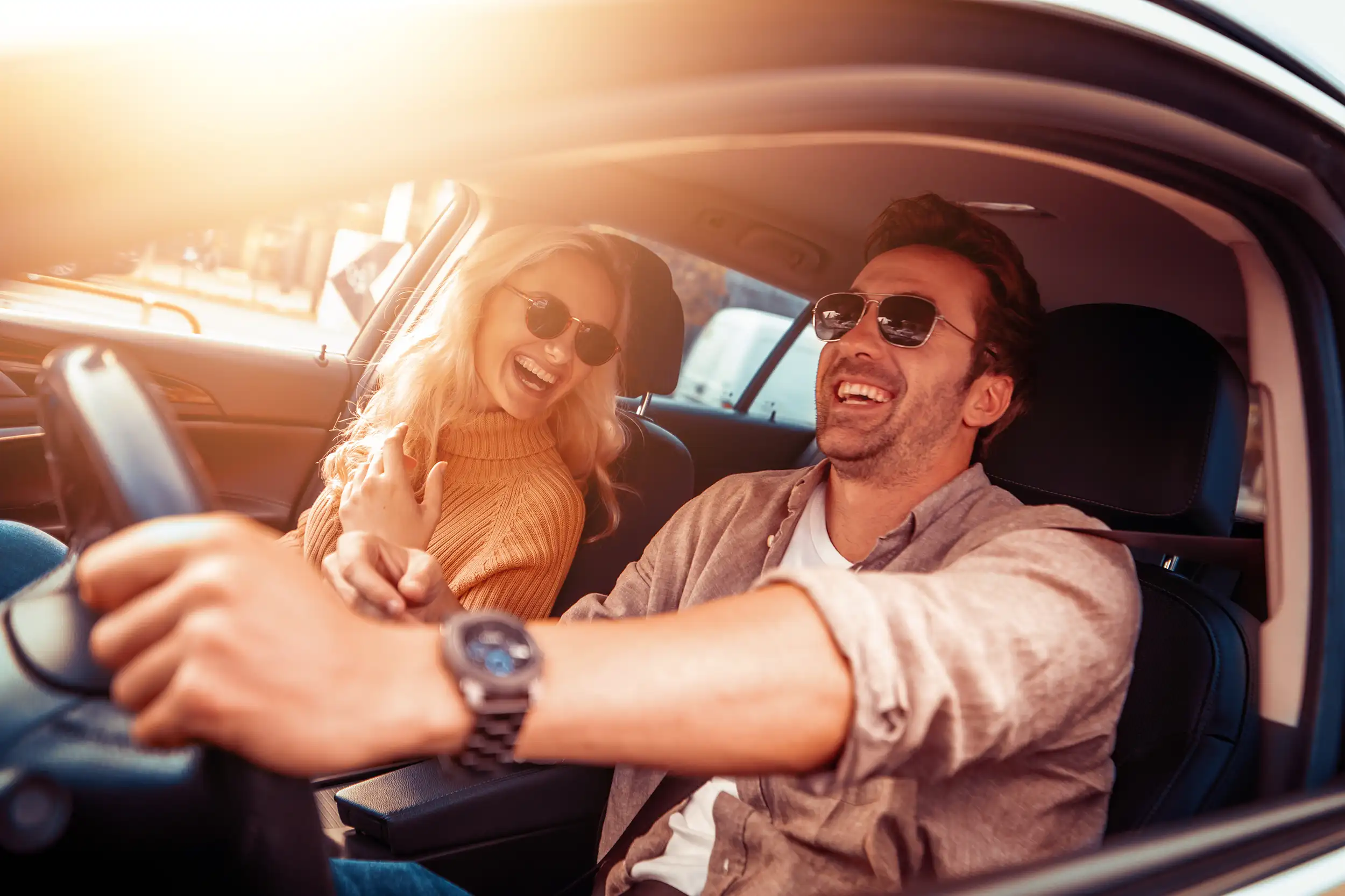 Couple heureux en voiture lors d'un voyage en voiture, se souriant l'un à l'autre